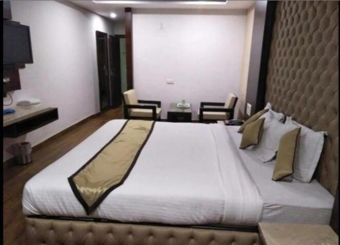 Hotel Puneet International Rāipur エクステリア 写真